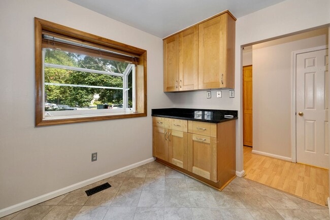 Building Photo - 3 Bed 2.5 Bath - Gaithersburg Townhouse - Finished Basement