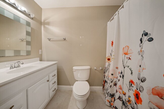Building Photo - 3 bed, 3.5 bath with expansive deck and fe...