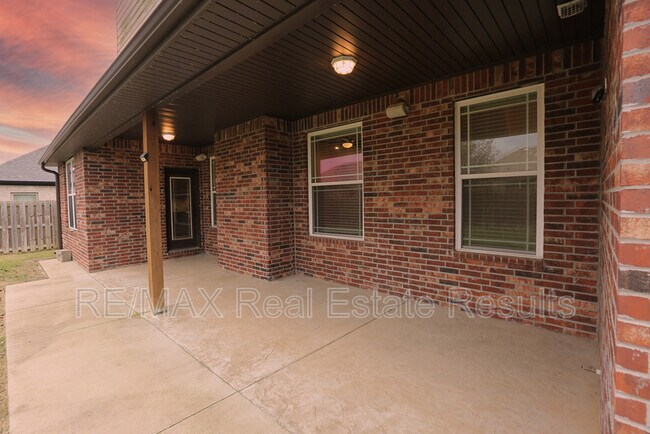 Building Photo - 2202 SW Tupelo Ave