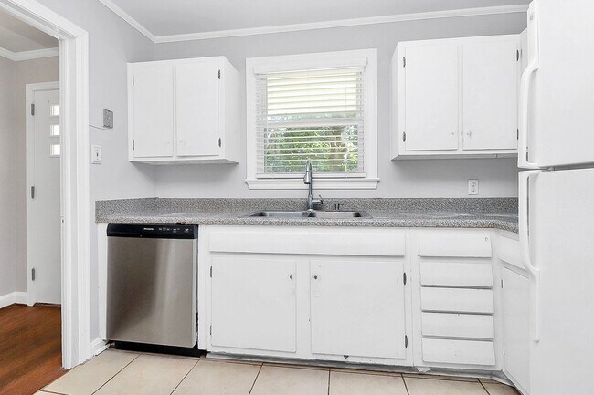 Building Photo - Discover the charm of this brick ranch nestled in the heart of Madison Park