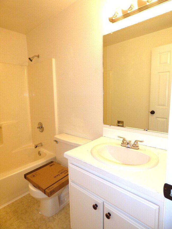 Building Photo - 3 Bed 2 bath home in North Salem!