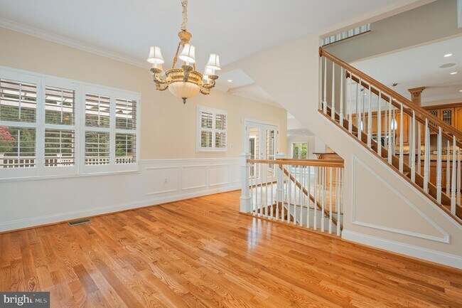 Building Photo - 5905 Lone Oak Dr
