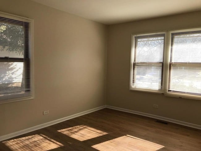 Building Photo - 2372 Crescent Ln S