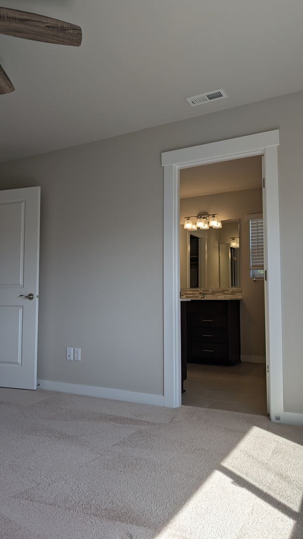 Building Photo - Mill  Creek 3 bedroom Townhome