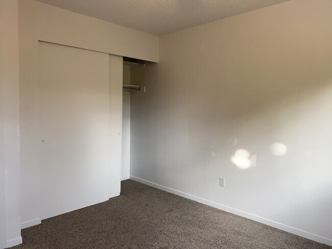 Building Photo - Start a Lease by 12/1 and Receive a $500 R...