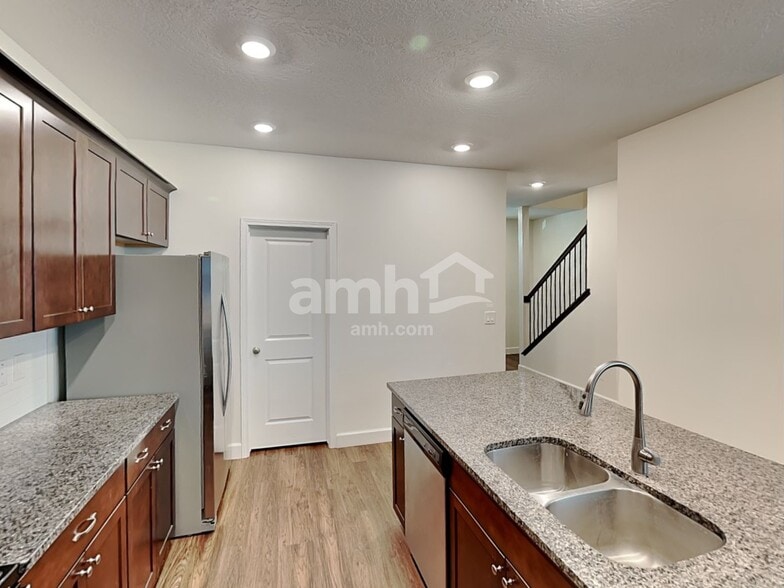 Building Photo - 2422 E Tumbleweed Rd