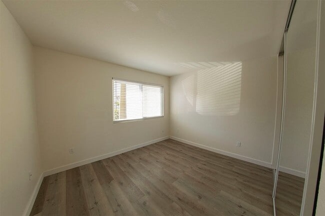Building Photo - 2BR/1BA Clairemont Condo Freshly Painted, New Vinyl Plank Flooring Throughout Patio, 1 Parking Space