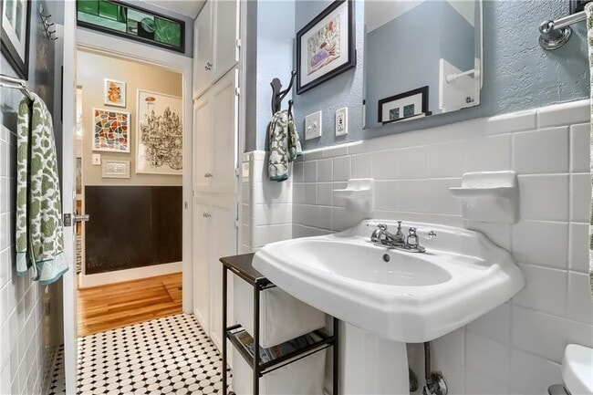 Building Photo - 1504 Hillmont St