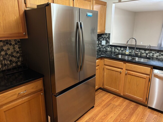 Building Photo - Grand Ridge condo available now.  Forest Hills Eastern Schools.