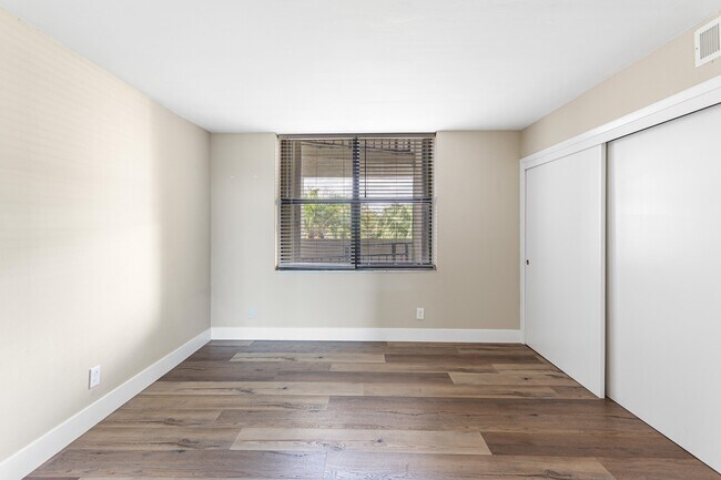 Building Photo - 1632 S Bayshore Ct