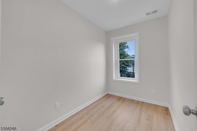 Building Photo - 106 Bennett St