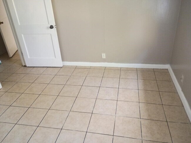 Building Photo - 2702 Houston Ave