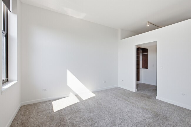Building Photo - 15 S Throop St