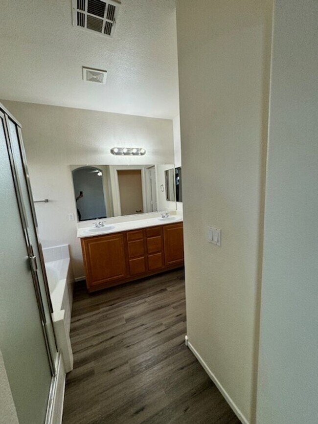 Building Photo - Awesome 3 Bedroom, 2 Bathroom 1 story home...