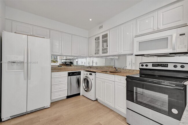 Building Photo - 6770 Indian Creek Dr
