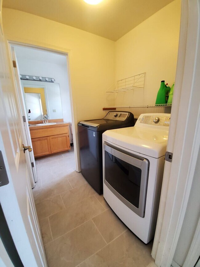 Building Photo - Quartz Ave 3plex/Ariserem-014