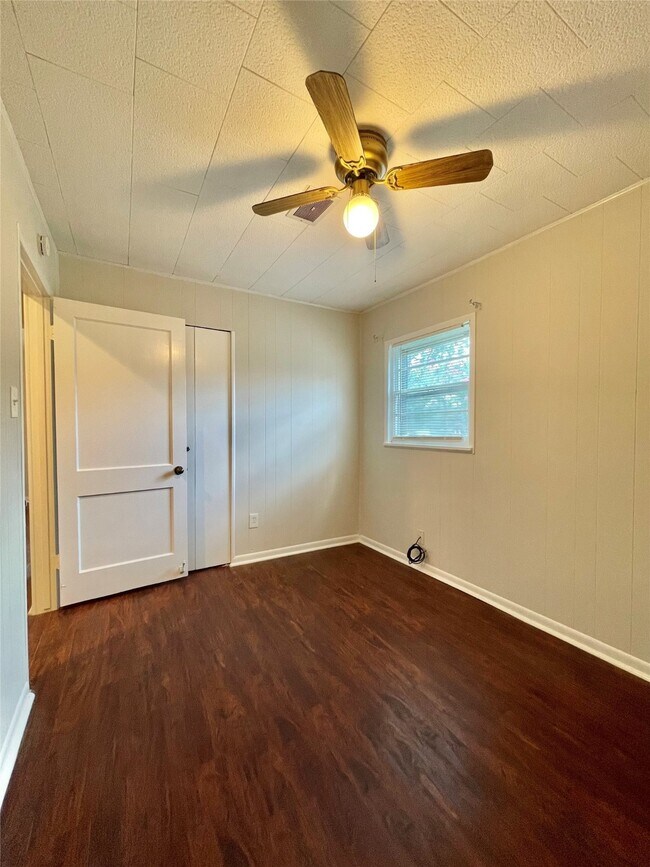 Building Photo - 1112 Southampton Dr