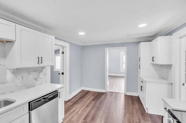 Building Photo - Cozy 2BR, 1BA Home with Spacious Yard