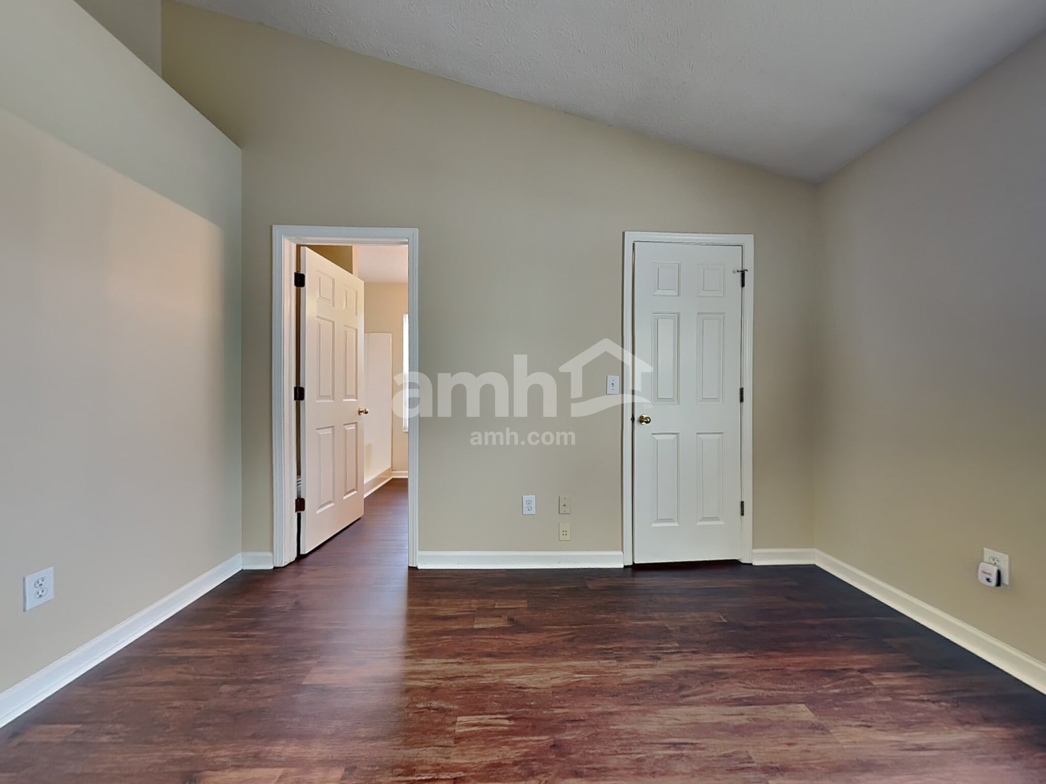 Building Photo - 3201 Creekshore Dr