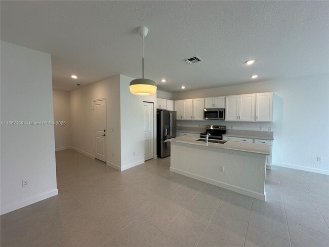 Building Photo - 402 SE Crossoak Ln