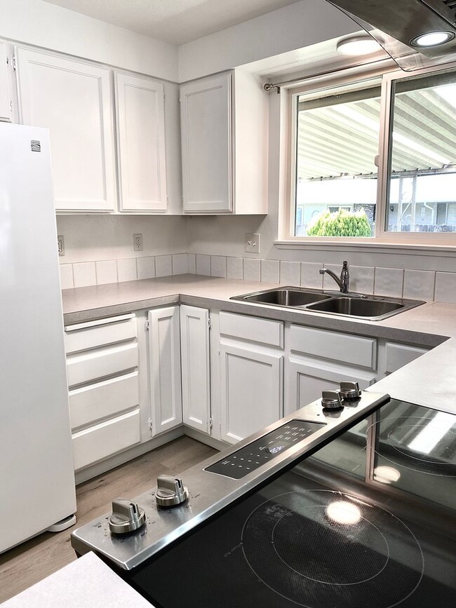 Building Photo - 3 bedroom 2 Bath 2 Car Garage Single Level...