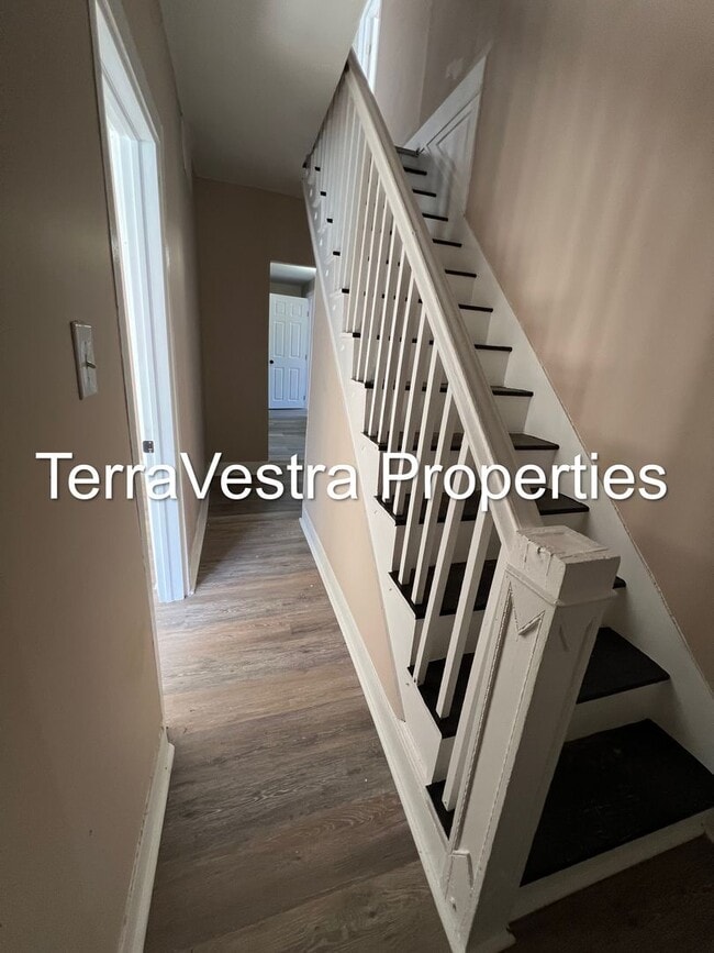 Building Photo - Large 4 Bed in Mantua with bonus room! Eli...