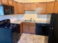 Building Photo - 2 Bedroom/1.5 Bathroom Apartment - Second Floor