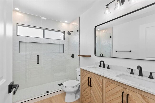 Building Photo - 4 bed main house!