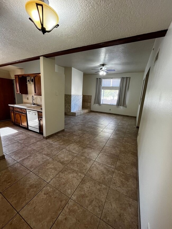 Building Photo - Spacious 3 bedroom 2 bath Home