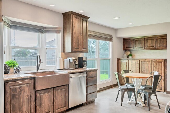 Building Photo - 901 Oakcrest Cir