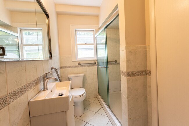 Building Photo - Spacious 3-bedroom, 2-bathroom (Full House...