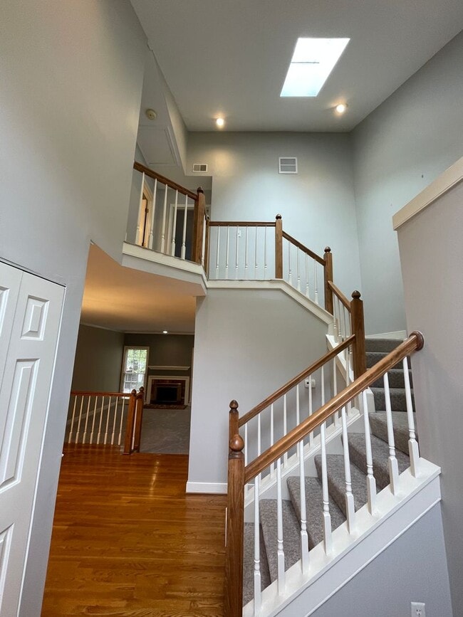Building Photo - Large 2 Bedroom, 2.5 Bath Townhouse - Autu...
