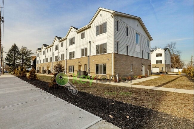 Building Photo - Brand New 2BR/3BA Townhome with Garage