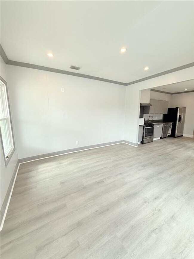 Building Photo - 941-941 Bayonne St