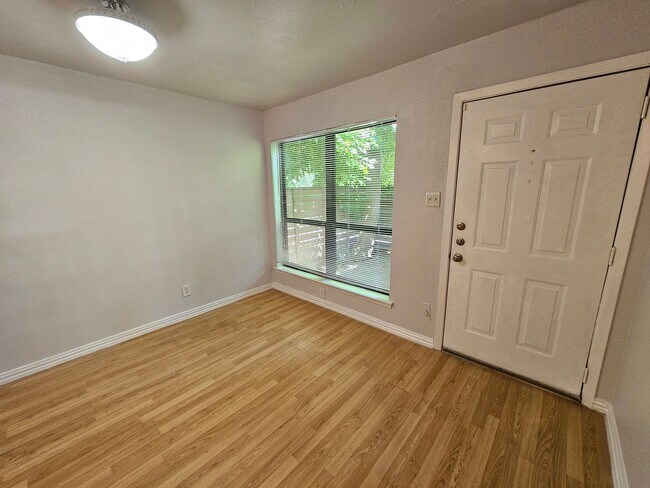Building Photo - PARK LANE TOWNHOMES!