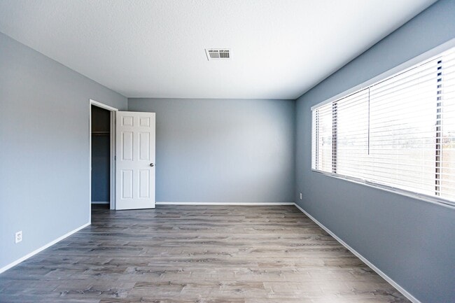 Building Photo - Downstairs Condo with Lots of Upgrades