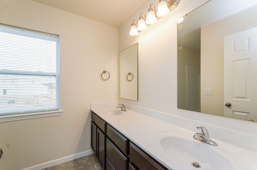 Building Photo - 1139 Lily Ln