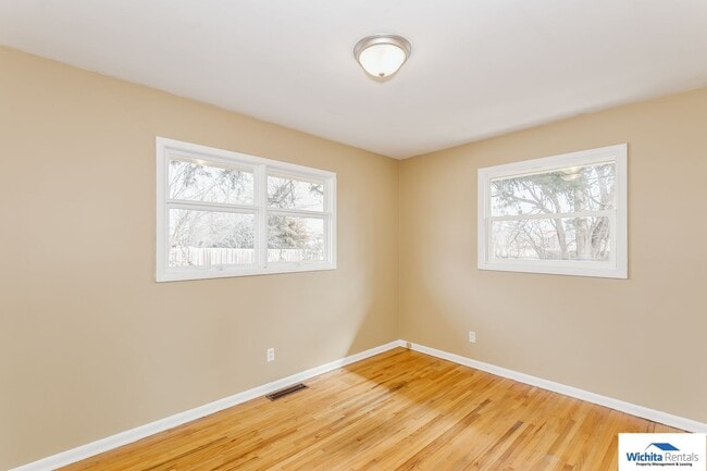 Building Photo - 2 bedroom duplex with bonus room