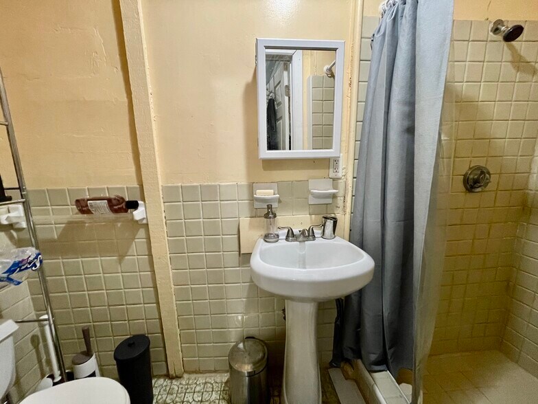 Building Photo - 688 Parker St