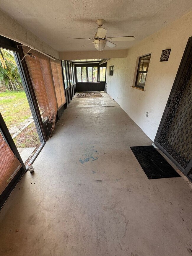 Building Photo - 2/2 home with fenced backyard in Ft Pierce