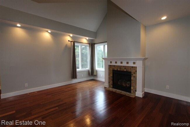 Building Photo - 1090 Oakwood Dr