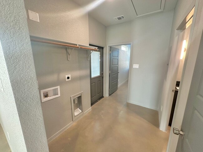 Building Photo - AVAILABLE NOW!