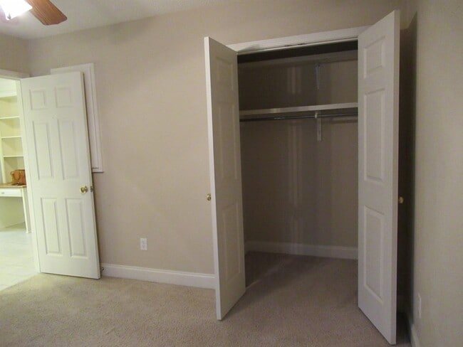 Building Photo - 3760 Beacon Dr