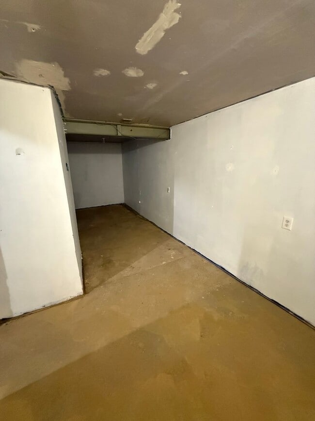 Building Photo - 2 Bedroom 1 Bathroom House