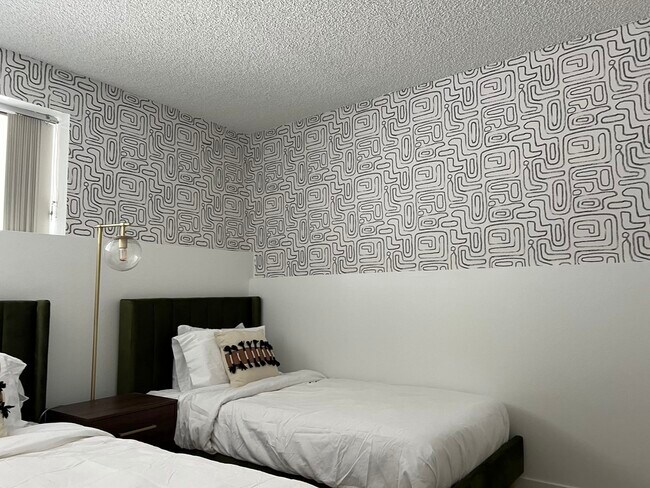 Building Photo - 2584 S Centinela Ave