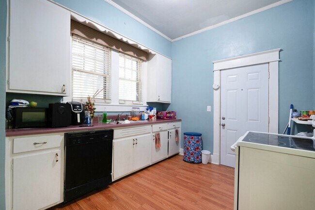 Building Photo - Charming Historic 2BR Apartment with Garag...