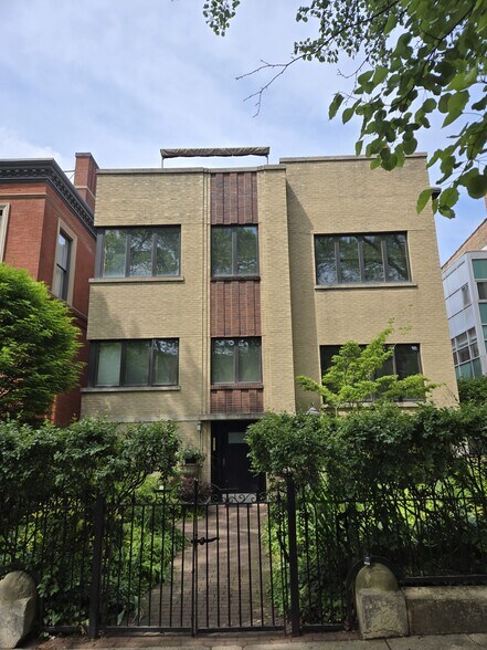 Primary Photo - 452 W Belden Ave