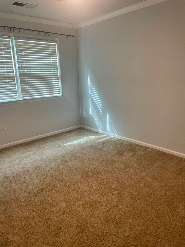 Building Photo - Spacious 4 Bedroom near Guilford College