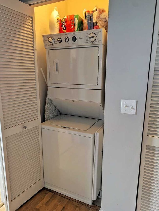 Building Photo - 3963 W Belmont Ave