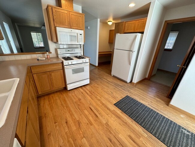 Building Photo - Bring the DOG! 3 Bdrm located in Westside Pines, All Appliances, Newer Paint In & Out, Double Gar...